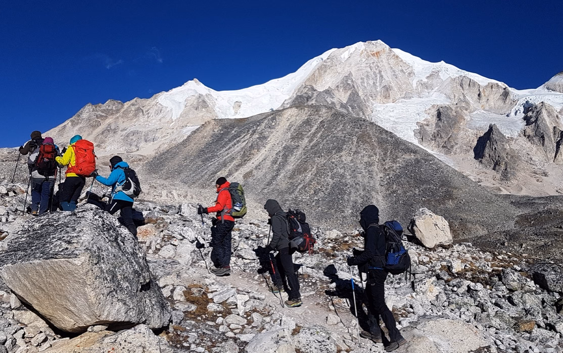 The Team is heading to Larke La (5106m)