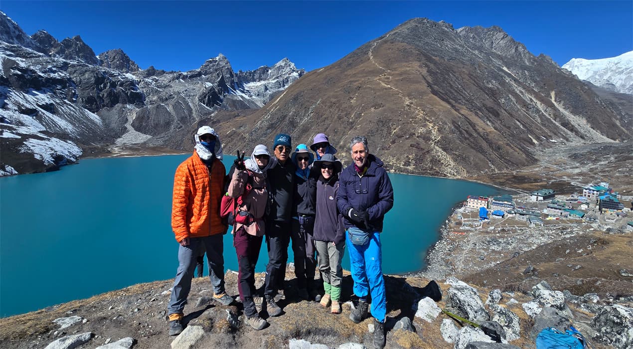 Team pic with gokyo lake