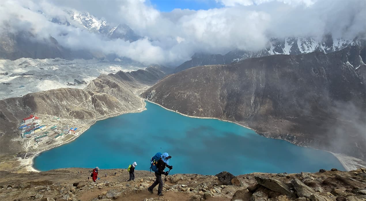 Climbing to gokyo ri   Copy